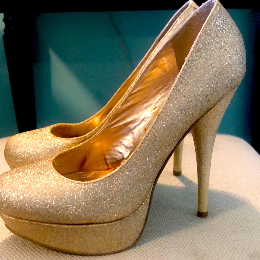 Gold Size 8 glitter holiday Steve Madden High Heels. 4 inch heel